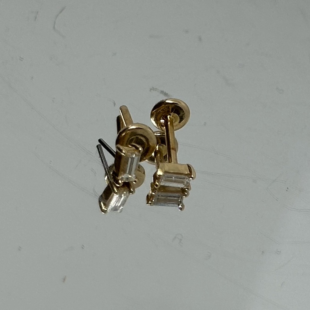 MEJURI Baguette Diamond at Back Studs